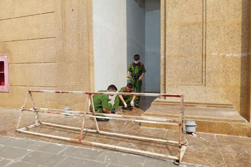 Nữ sinh lớp 9 rơi từ tầng 23 xuống sảnh chung cư