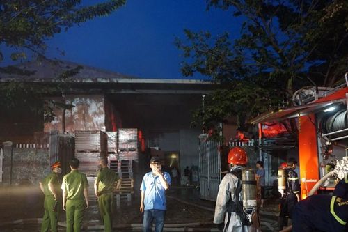 Cháy lớn tại cơ sở sản xuất nước yến nằm giữa khu dân cư ở Đà Nẵng