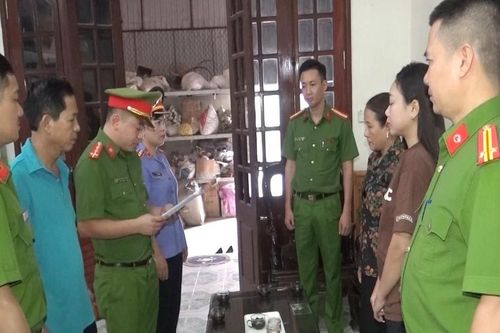 Khởi tố 2 đối tượng mua hàng chục nghìn sản phẩm giả mạo để bán livestream