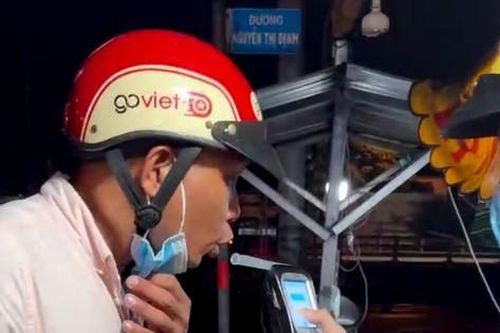 Công an thông tin vụ CSGT bị ném đá vào đầu khi đo nồng độ cồn