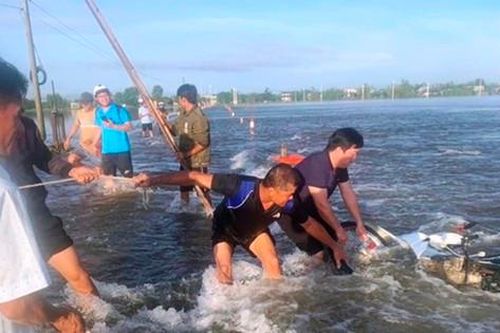 Cố vượt qua đoạn đường ngập lụt, hai vợ chồng bị nước cuốn trôi