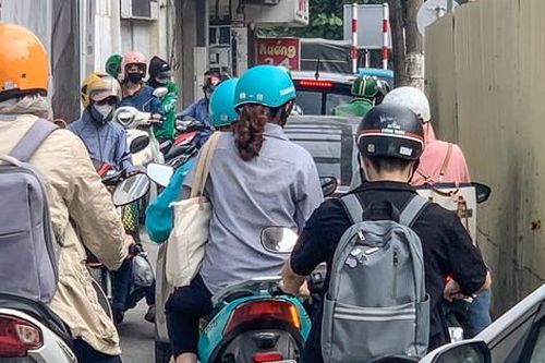 Chật vật di chuyển qua khu vực ga ngầm metro Nhổn - ga Hà Nội mới mọc thêm lô cốt