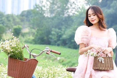 Thiếu nữ tạo dáng như nàng thơ bên loài hoa báo đông nở sớm