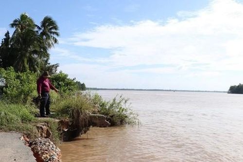 Xử lý khẩn cấp sạt lở ở Bến Tre, Quảng Trị