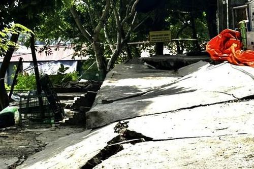 Đê sông Cầu bị nứt lún hàng chục mét, Bắc Ninh lên phương án sơ tán người dân