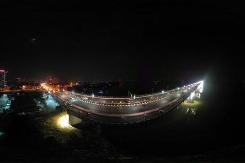 Đèn LED nghệ thuật trên cầu Vĩnh Tuy có ảnh hưởng đến người tham gia giao thông?
