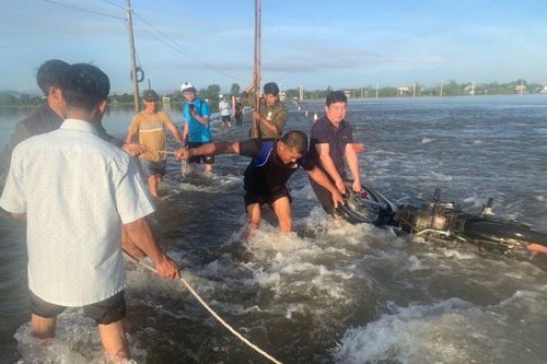 TT-Huế: Kịp thời ứng cứu hai vợ chồng bị nước cuốn trôi