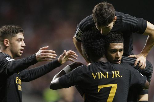 HLV Ancelotti cân bằng kỷ lục của Sir Alex Ferguson