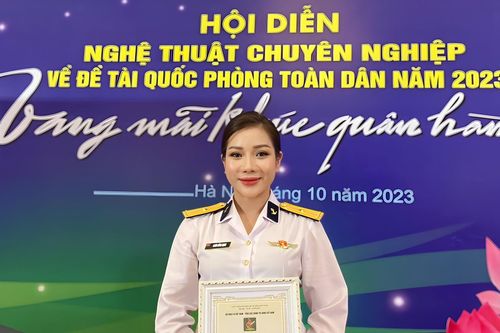 Á quân Sao Mai Hồng Hạnh đoạt Huy chương vàng Hội diễn toàn quân