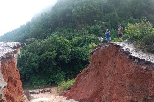 Vỡ đường tuần tra biên giới ở Quảng Trị, hàng chục hộ dân bị cô lập