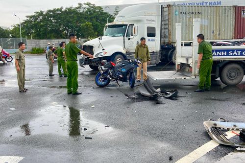 Mô tô phân khối lớn va chạm với xe container, một người tử vong tại chỗ