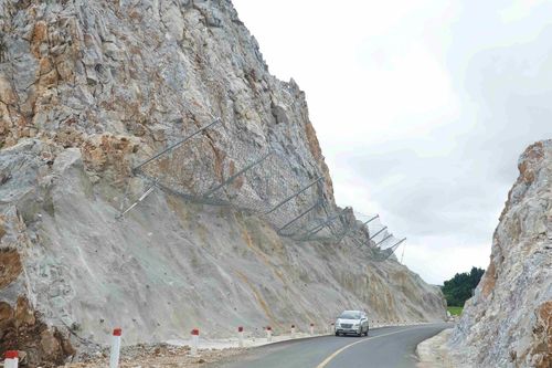 Thanh Hóa kiến nghị bổ sung giải pháp chống sạt lở núi đá ở cầu vượt cao tốc