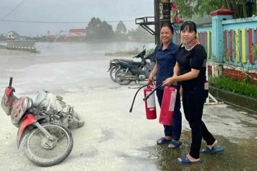 Nhờ kiến thức PCCC, cô giáo mầm non kịp thời cứu xe máy bốc cháy ở cổng trường
