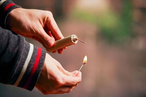 3 người đàn ông bị xử phạt 18 triệu đồng vì đốt pháo trái phép