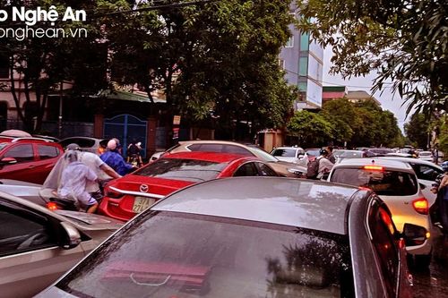 Mưa xối xả, nhiều tuyến đường tại thành phố Vinh ùn tắc giờ tan tầm