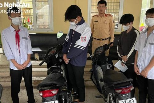 Triệu tập 2 nam sinh ở thành phố Vinh đi xe máy bốc đầu trên đường