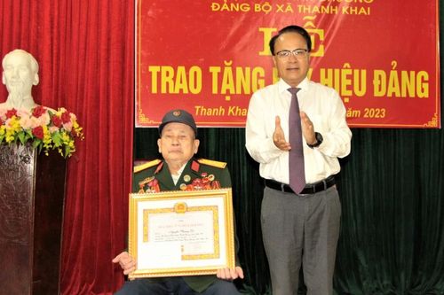 Phó Chủ tịch Thường trực HĐND tỉnh trao Huy hiệu 75 năm tuổi Đảng cho các đảng viên ở Thanh Chương
