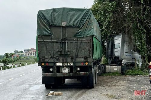 Vấp 'ổ gà' trên đường tránh TP Hà Tĩnh, 2 phương tiện gặp nạn