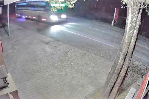 Hà Tĩnh: Xử phạt tài xế đổ chất thải nhà vệ sinh trên xe xuống đường