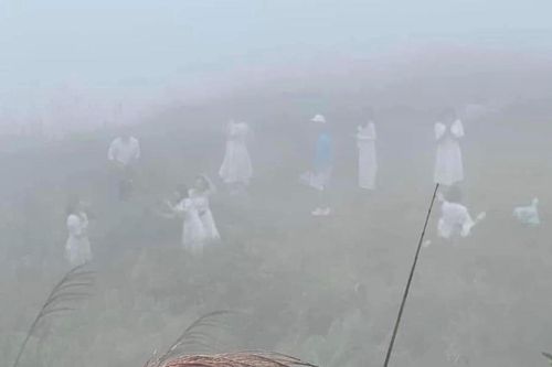 Hội chị em diện váy trắng đi săn mây, hình ảnh chụp được khiến ai cũng 'hết hồn'