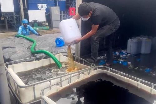 Bản tin Chống buôn lậu 25/10: Tiêu hủy gần 7.000 lít rượu không đảm bảo chất lượng