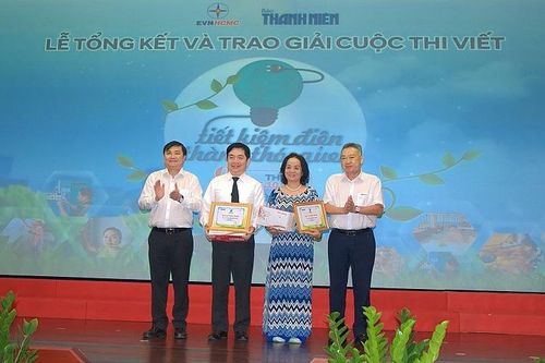 Trao giải cuộc thi viết 'Tiết kiệm điện thành thói quen'