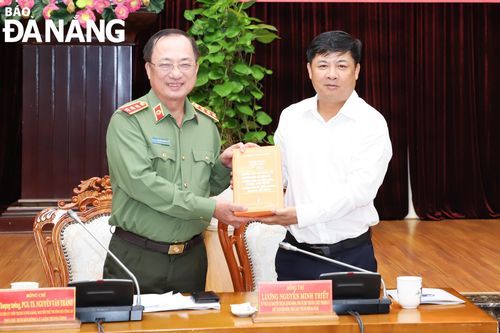 Đoàn khảo sát Nhóm tổng kết số 4 của Trung ương làm việc với Ban Thường vụ Thành ủy