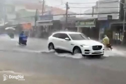 Quốc lộ 20 lại biến thành 'sông' sau cơn mưa lớn