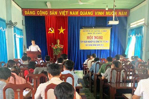 Kông Chro: 67 học viên được bồi dưỡng nghiệp vụ tổ chức xây dựng Đảng