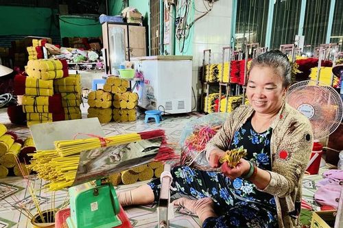 Trăm năm giữ sắc đỏ nhang quê