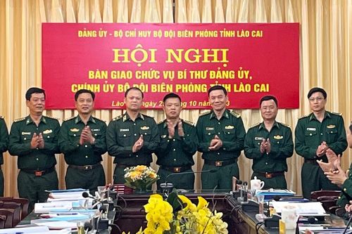 Bàn giao chức vụ Bí thư Đảng ủy, Chính ủy Bộ đội Biên phòng tỉnh Lào Cai