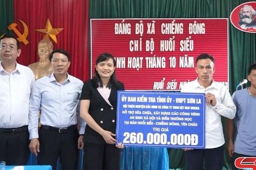 Đồng chí Chủ nhiệm Ủy ban Kiểm tra Tỉnh ủy dự sinh hoạt chi bộ tại bản Huổi Siểu