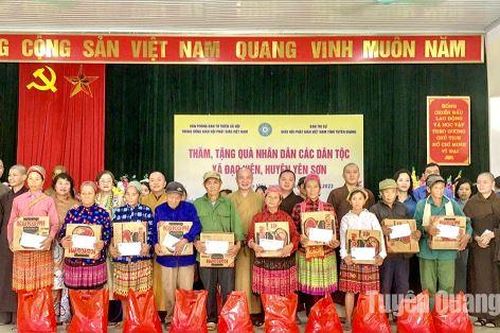 Tặng 200 suất quà cho đồng bào dân tộc Mông xã Đạo Viện