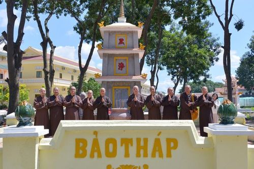 Ban Trị sự GHPGVN TP.HCM viếng bảo tháp Trưởng lão Hòa thượng Thích Huệ Hưng