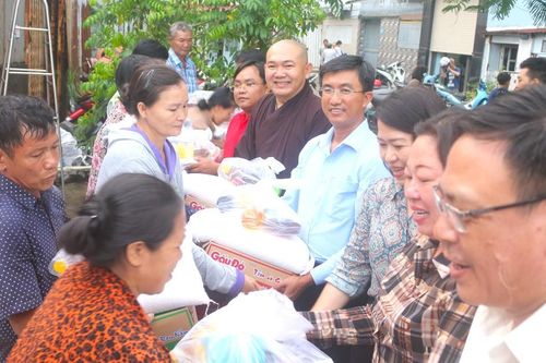 Chùa Vạn Liên (Q.8, TP.HCM) tặng quà đến các hộ nghèo tại địa phương