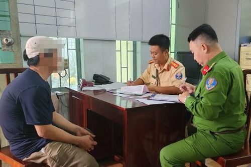 Xử phạt người đi xe gắn máy 'dìu' ô tô trên đường