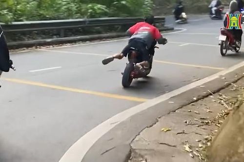 Xác minh 'quái xế' nằm trên yên xe đổ đèo Ba Vì