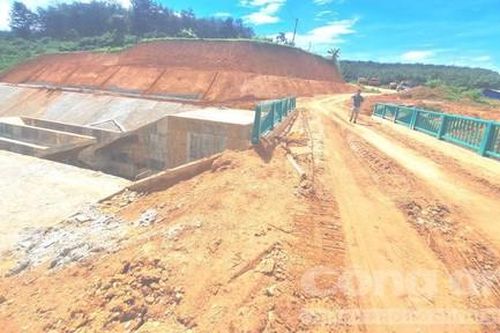 Kon Tum: Thi công hồ thủy lợi làm hư đường
