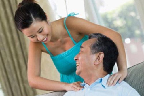 Chồng già không muốn sinh con với tôi vì đã có đủ cháu nội, cháu ngoại