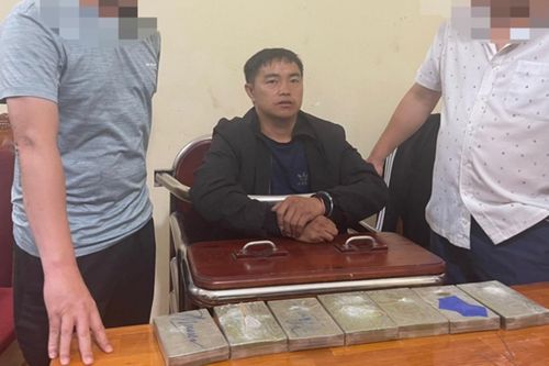 Có tiền án, người đàn ông lại tiếp tục 'ôm' 7 bánh heroin đi bán