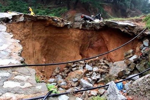 Xuất hiện 'hố tử thần' trên đường ven biển Hà Tĩnh, người dân nơm nớp lo sợ