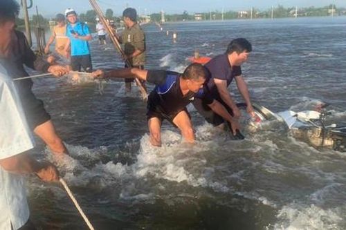 Cứu hai vợ chồng bị nước cuốn khi đi qua đoạn đường ngập lụt