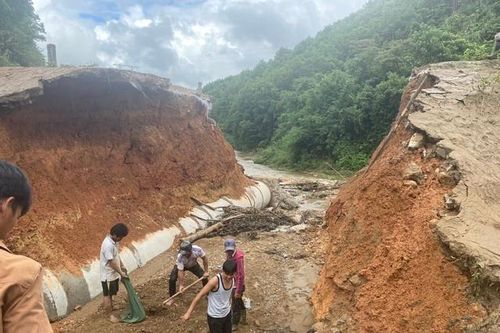 Đường tuần tra biên giới sạt lở, hàng chục hộ dân bị chia cắt