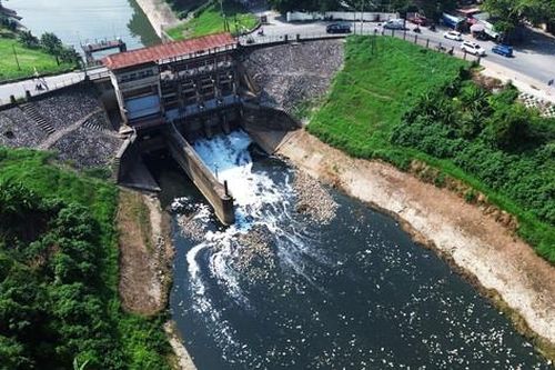 'Mục sở thị' dòng nước ô nhiễm từ sông Nhuệ chảy ngược ra sông Hồng