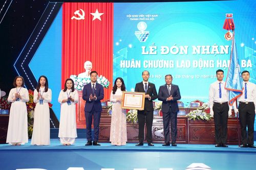 Hội Sinh viên thành phố Hà Nội đón nhận Huân chương Lao động hạng Ba