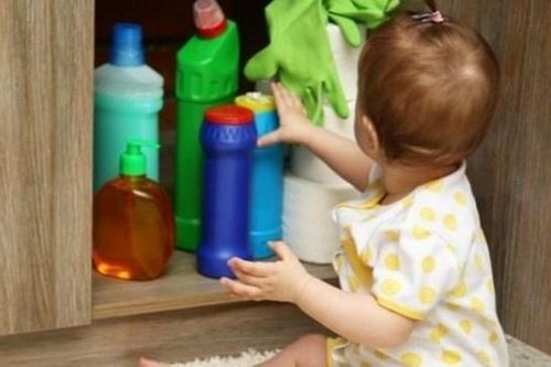 Người lớn bất cẩn khiến trẻ ngộ độc hóa chất