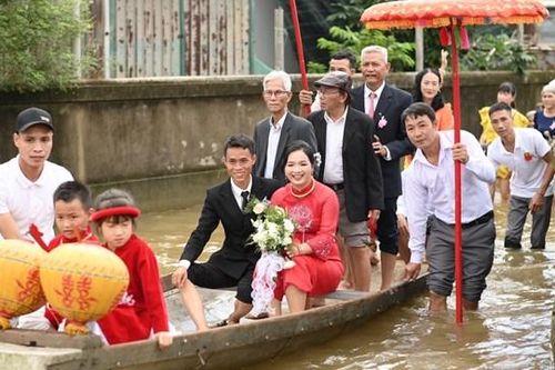 Độc đáo đám cưới mùa lụt ở 'rốn lũ' Hải Lăng