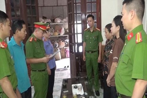Mua hàng giả về bán trên livestream, hai mẹ con bị khởi tố