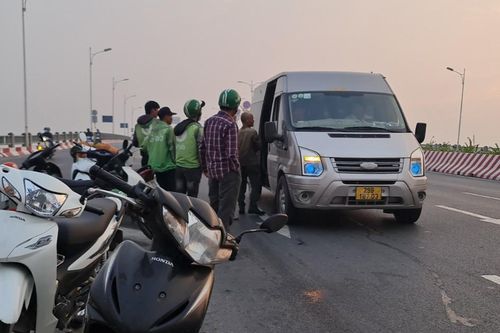 Tình trạng ô tô đón, trả khách trên cầu Vĩnh Tuy ngày càng phức tạp