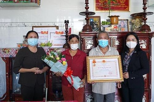Có được tiền thưởng khi nhận Huân chương Độc lập?